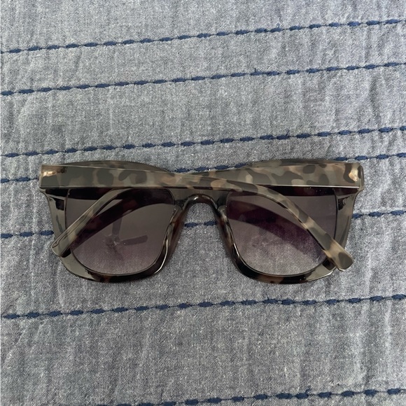 Loft Oversized Throwin’ Shade Sunglasses Gray/Black Tortoise - Picture 7 of 8